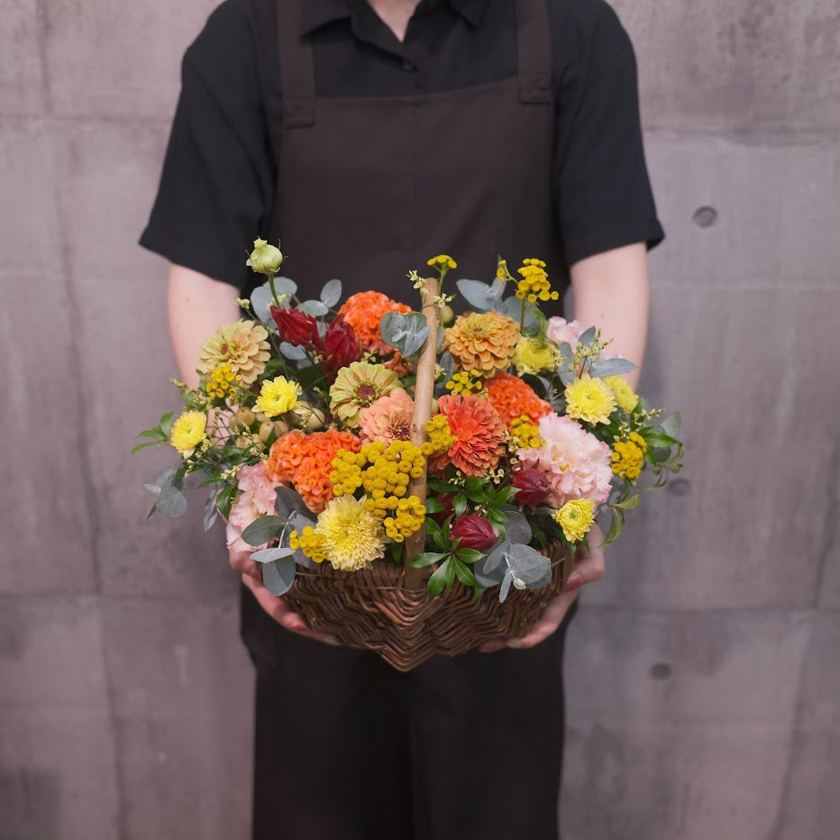 お祝いの気持ちを、たくさんの花にのせて。｜はこねフローリストの贅沢アレンジメント