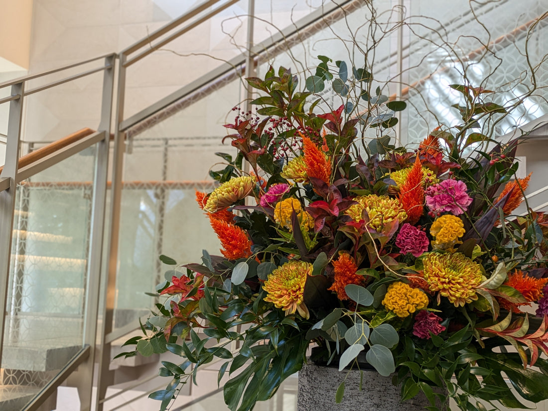 訪れる人を迎える、ホテルロビーの装花