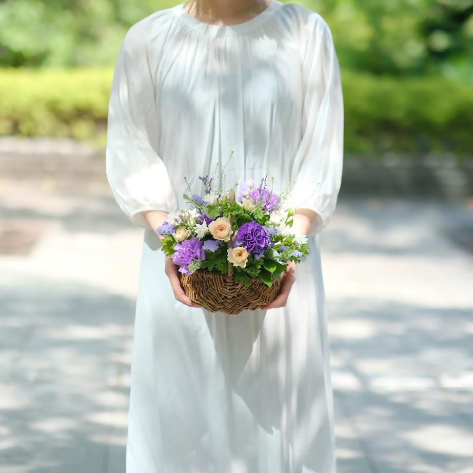 ムーンダストの花かごアレンジS｜上品なフラワーギフト