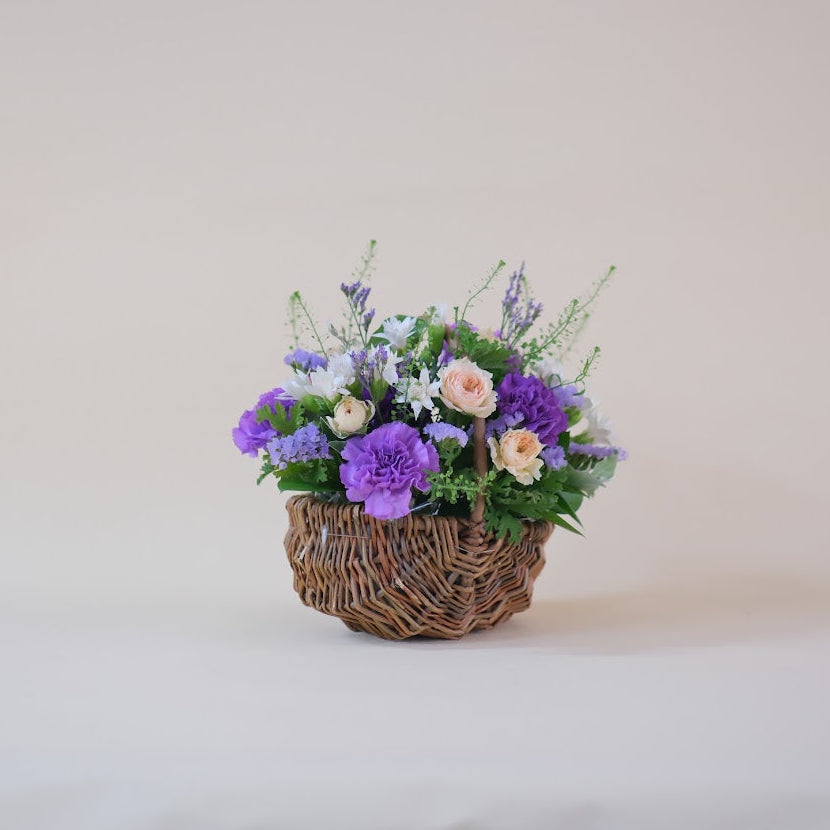 ムーンダストの花かごアレンジS｜上品なフラワーギフト