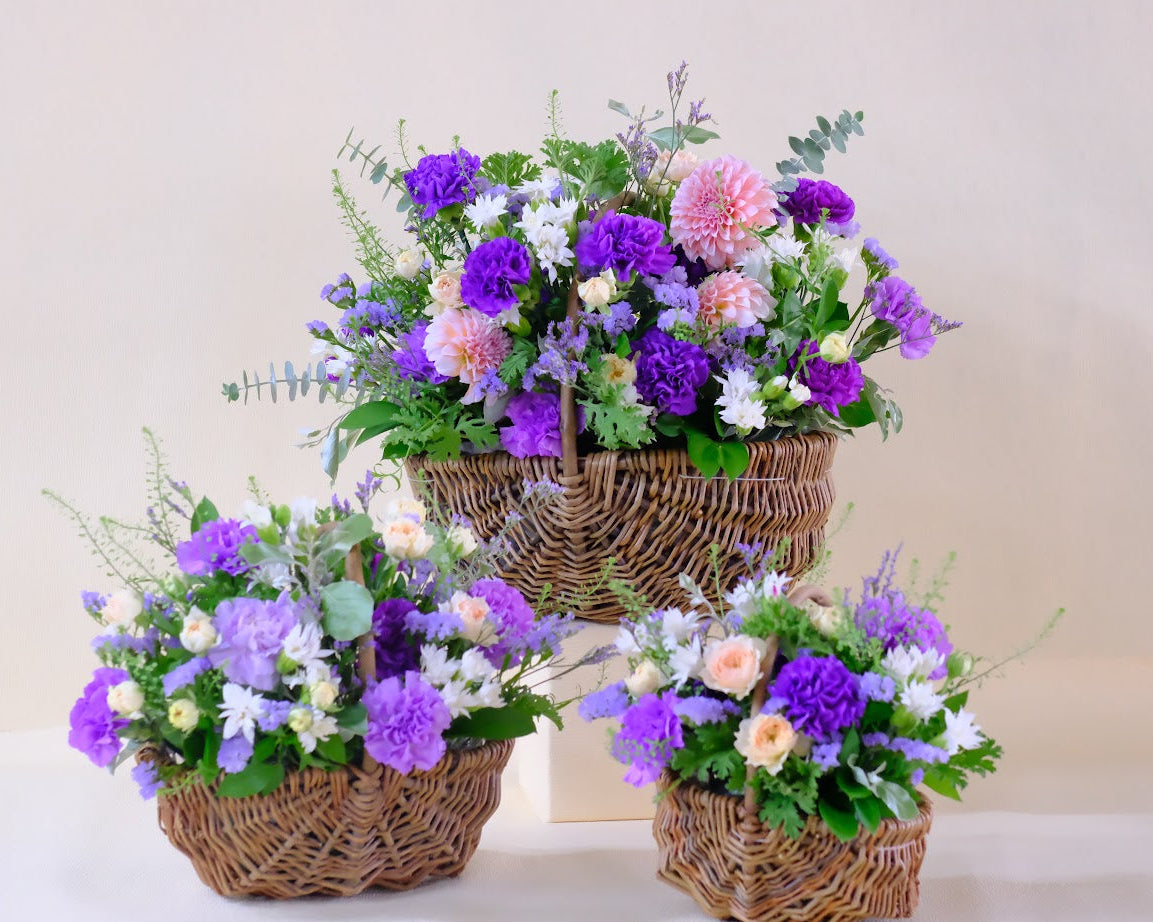 ムーンダストの花かごアレンジS｜上品なフラワーギフト