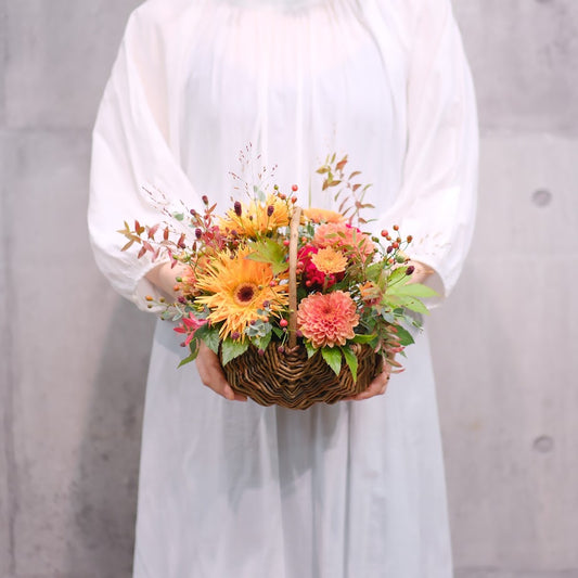 秋の彩りバスケットアレンジメントS｜季節の花を楽しむフラワーギフト