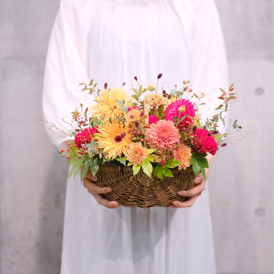 秋の彩りバスケットアレンジメントM｜季節の花を楽しむフラワーギフト