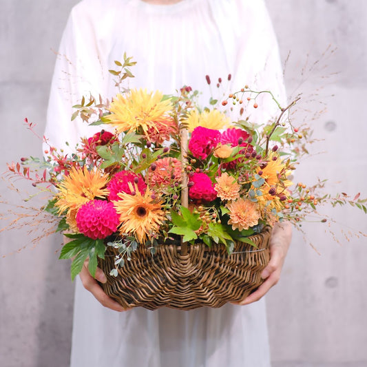 秋の彩りバスケットアレンジメントL｜季節の花を楽しむフラワーギフト